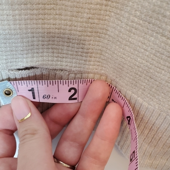 T Tahari Crewneck Sweater in Creme Size Small - Picture 4 of 8